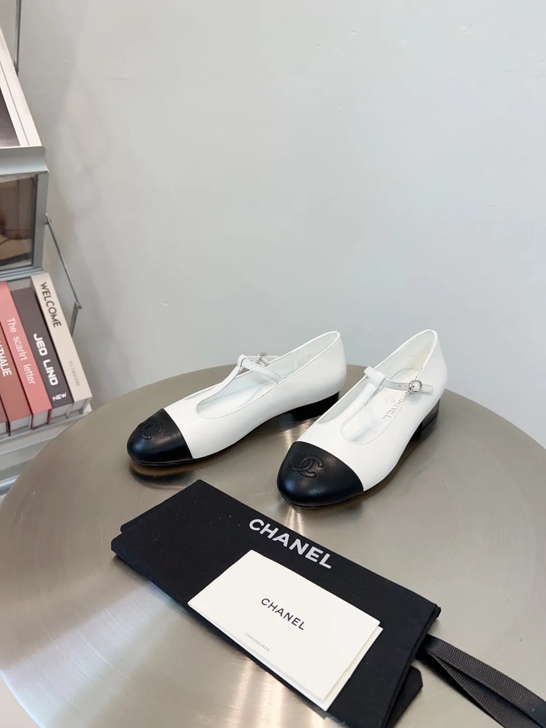 👟👟Ex-factory price 520👟👟 CHANEL Chanel classic three-color T-strap flat ballet shoes, Mary Jane shoes, Grandma Xiang’s consistent elegant ladylike temperament, full of high-end sense! It’s very nice on the feet~Whether it’s worn barefoot or paired with skirts or trousers, it’s very versatile! Incomparably beautiful! It’s so special. I’m very impressed with the details. (The version bought at the counter is developed and made according to the authentic 1:1 version. The details are perfect and more refined and durable. The upper foot is very pedicure-type. The key point is that it is very good and easy to control. ▪Fabric: Original custom-made mixed sheep. ▪Inner lining: imported sheepskin. ▪Outsole: Italian leather outsole. ▪Size: 35-39 (40, 41, 42 are custom-made and cannot be returned)